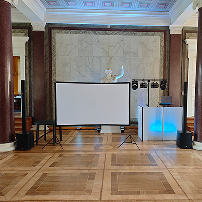 Eleganter Hochzeitssaal mit Lichttechnik, Leinwand und DJ-Pult von DJ Ilmenau in einem Schloss