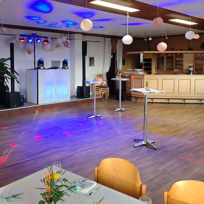 Eventlocation mit DJ-Pult, Tanzfläche, Barbereich und Stehtischen, vorbereitet für ein Firmenjubiläum mit Event-DJ Andreas.