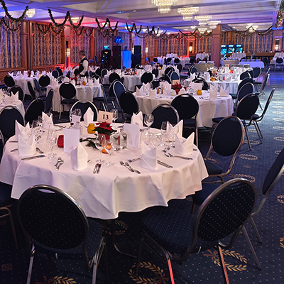 DJ Eisenach bei Weihnachtsfeier im 5-Sterne-Hotel, festlich gedeckte runde Tische mit Kerzen und Weihnachtsdeko