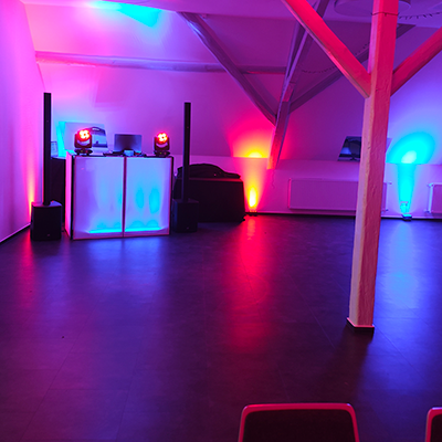 DJ-Setup mit Licht- und Tontechnik von Event-DJ Andreas aus Eisenach auf einer Weihnachtsfeier des Unternehmerverbands, festliche Stimmung im Saal.