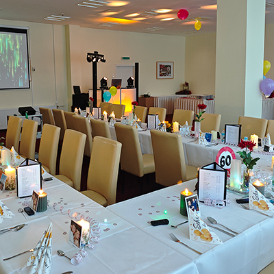 Festlich gedeckter Saal zum 60. Geburtstag in Gotha mit Lichttechnik und Musik von Event-DJ Andreas