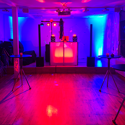Lichtdurchflutete Tanzfläche zur Halloween-Party in Gotha mit Musik und Show