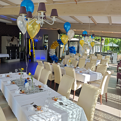 Festlich gedeckte Tische, Ballons und ein DJ-Pult in einem hellen Raum für einen 40. Geburtstag in gehobener Location mit DJ Andreas aus Greußen.