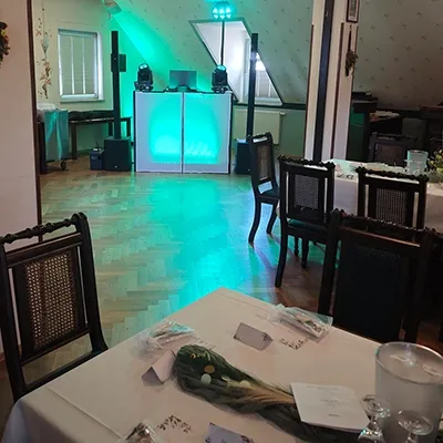 Gedeckter Gästetisch im Vordergrund und grün beleuchtetes Technikpult für eine Hochzeit in einem Landgasthof mit Hochzeits-DJ Stadtilm