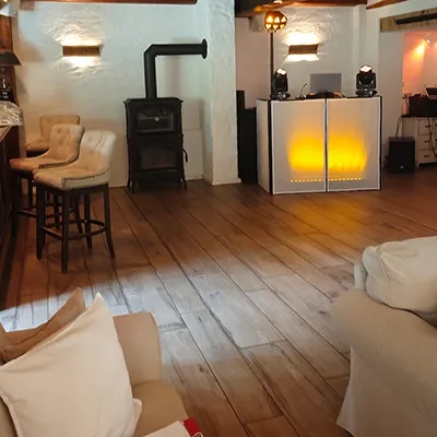 Stilvoll beleuchteter DJ Arbeitsplatz neben einem Kamin für die Hochzeit mit Hochzeits-DJ Andreas in Ilmenau in einer kleinen Residenz.